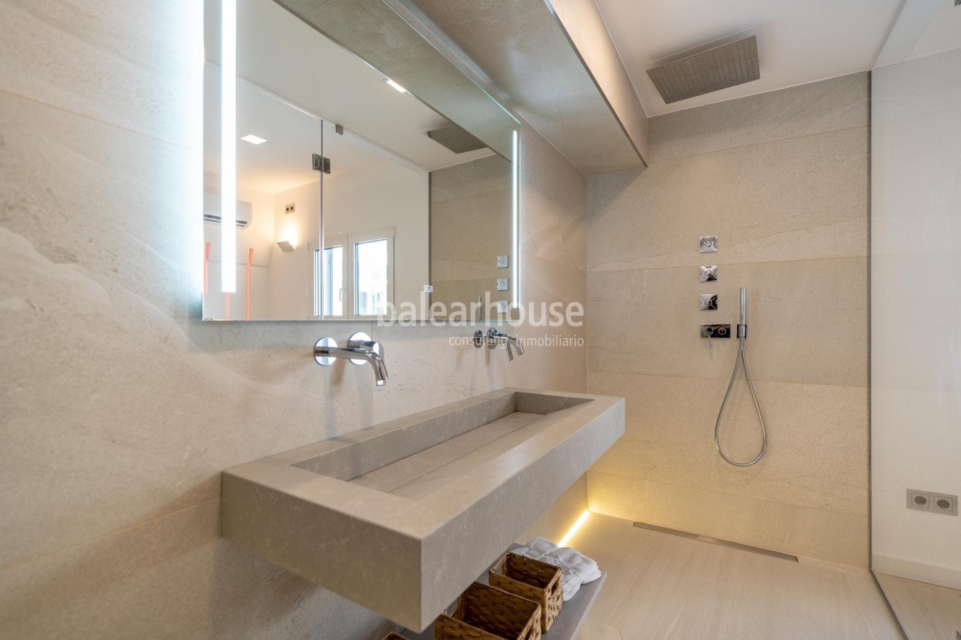 Ausgezeichnetes Penthouse im Zentrum von Palma mit einer großen Terrasse und hellen Innenräumen.