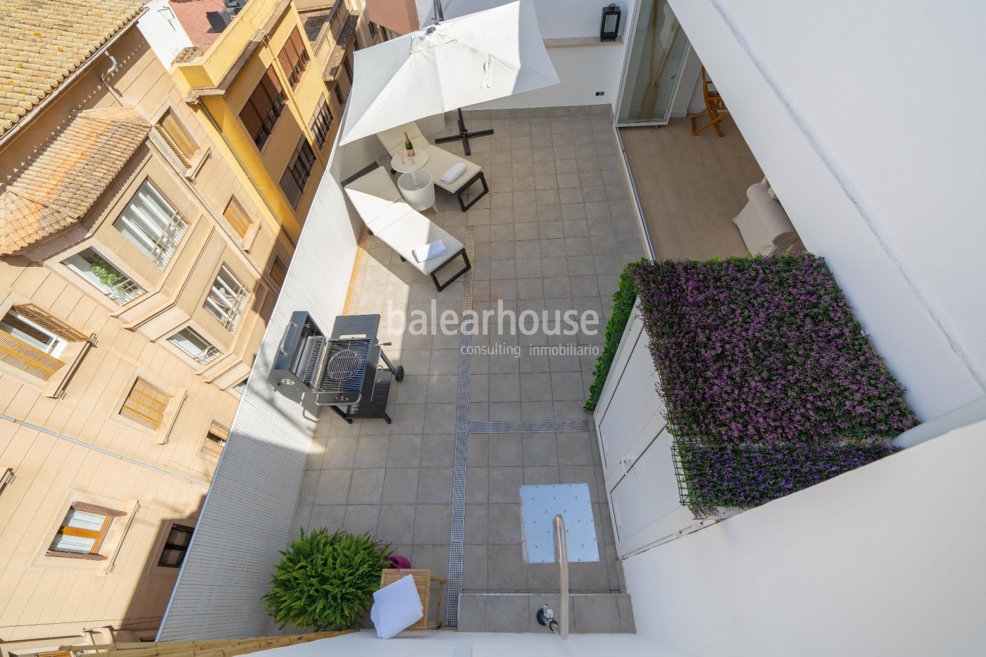 Ausgezeichnetes Penthouse im Zentrum von Palma mit einer großen Terrasse und hellen Innenräumen.