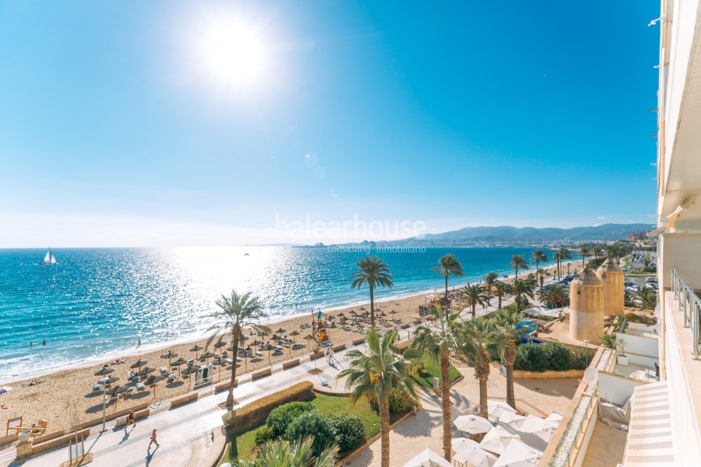 Excellent seafront flat with unobstructed views over the bay of Palma in Portixol.