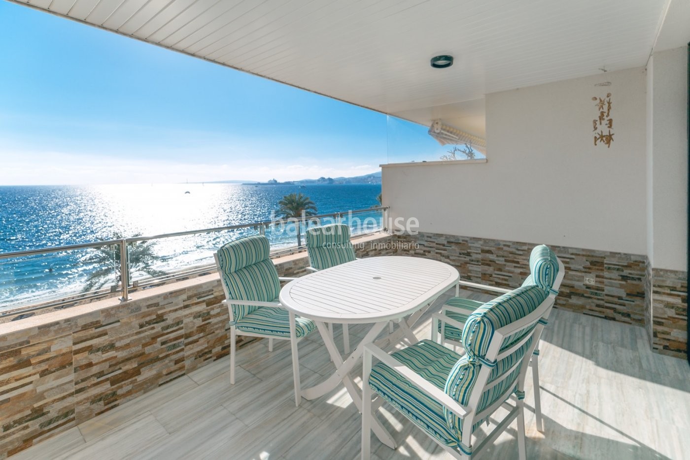 Excellent seafront flat with unobstructed views over the bay of Palma in Portixol.