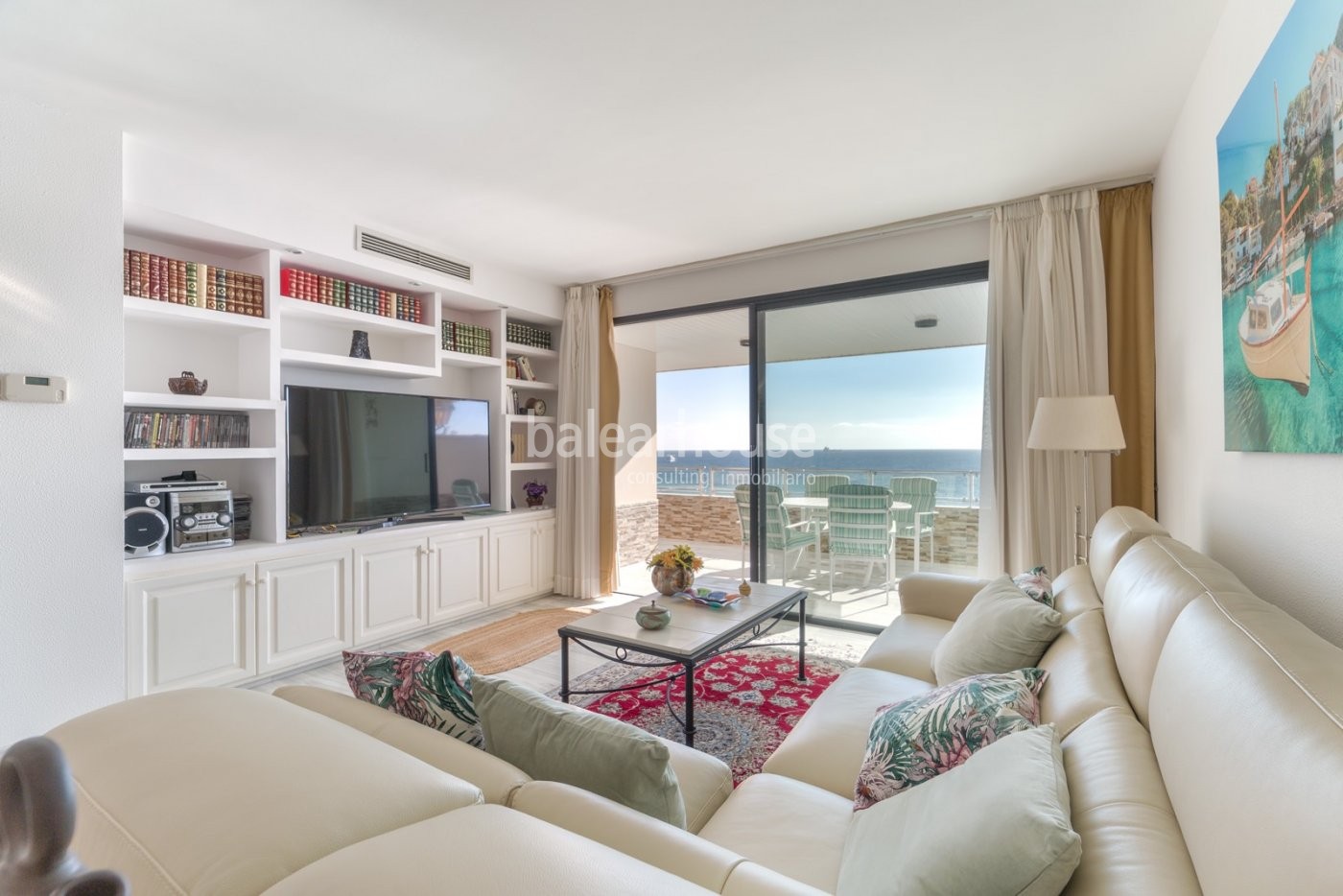Excellent seafront flat with unobstructed views over the bay of Palma in Portixol.