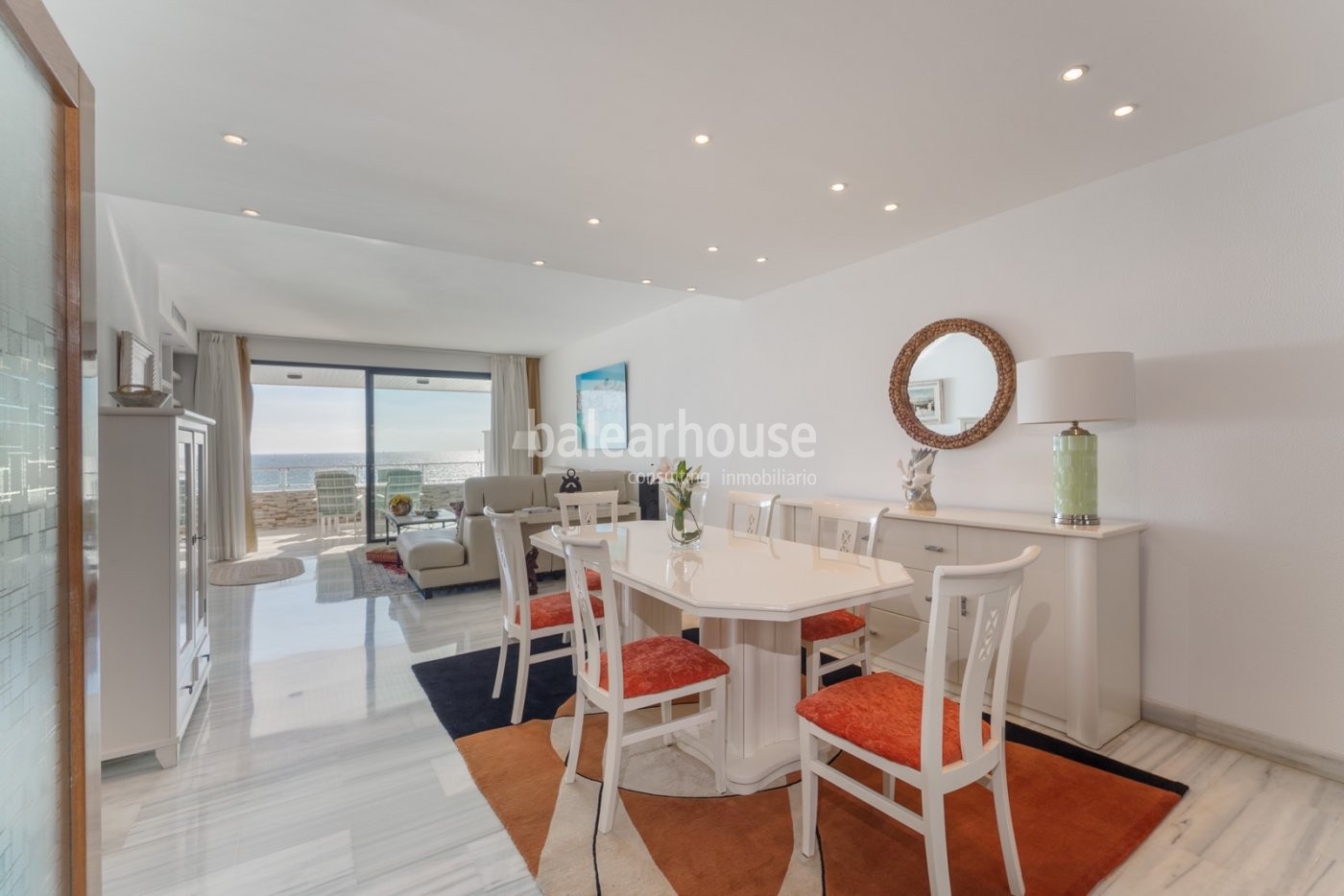 Excellent seafront flat with unobstructed views over the bay of Palma in Portixol.