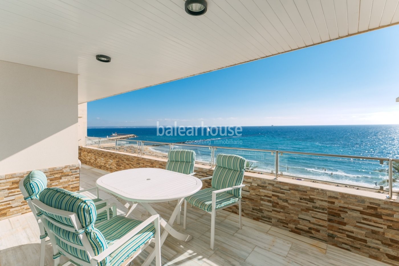 Excellent seafront flat with unobstructed views over the bay of Palma in Portixol.