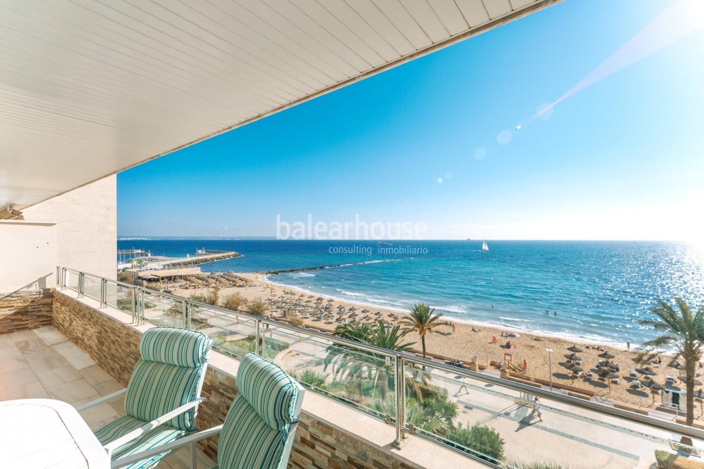 Excellent seafront flat with unobstructed views over the bay of Palma in Portixol.