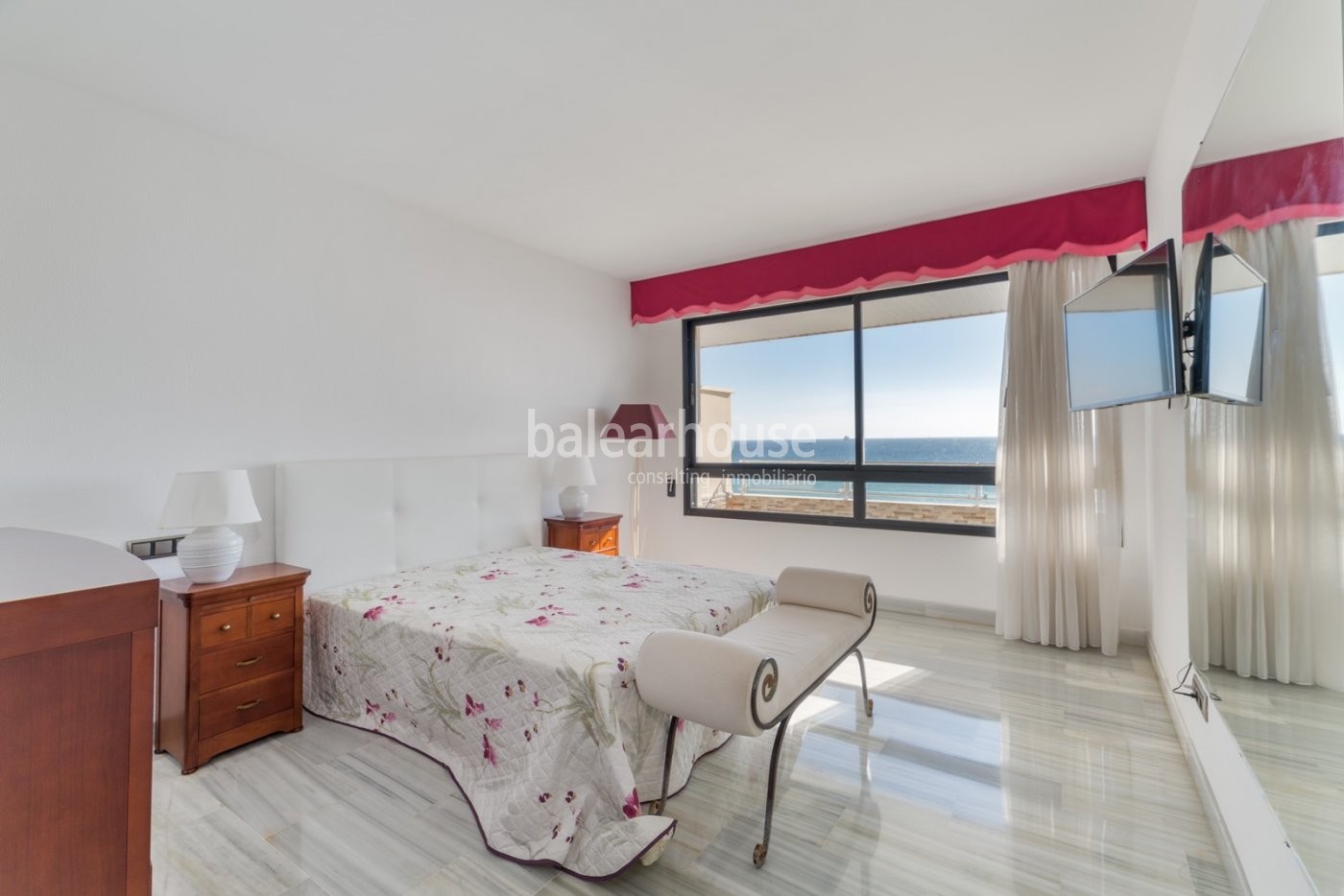 Hervorragende Wohnung direkt am Meer mit unverbaubarem Blick auf die Bucht von Palma in Portixol.