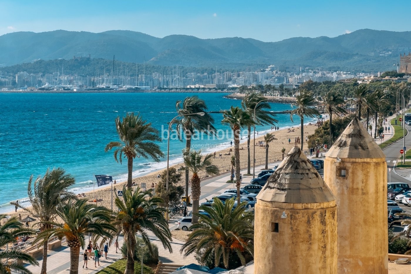 Excellent seafront flat with unobstructed views over the bay of Palma in Portixol.