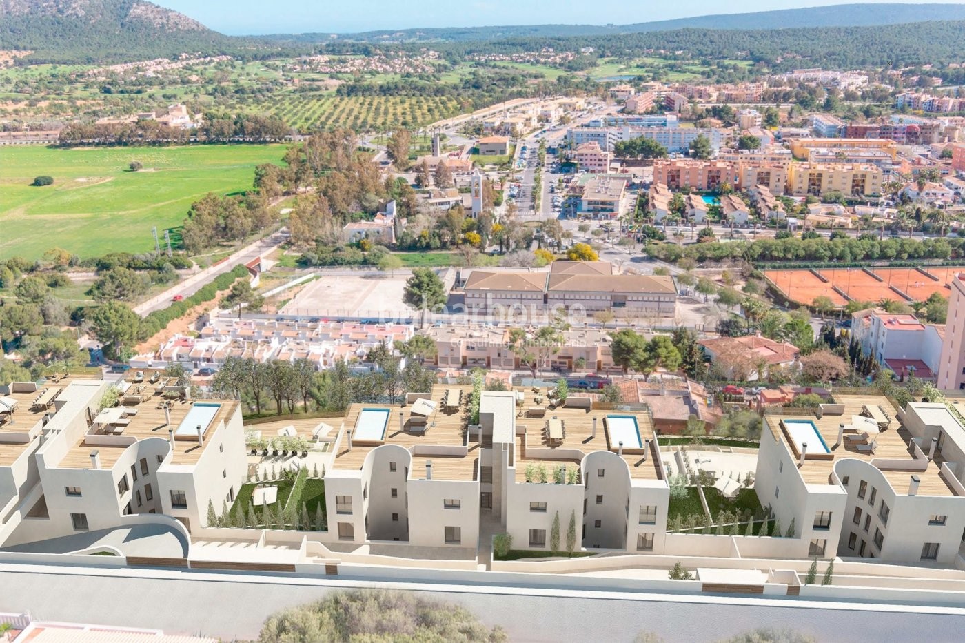 Modernas viviendas nuevas en Santa Ponsa con terrazas, jardín, piscina y vistas despejadas.