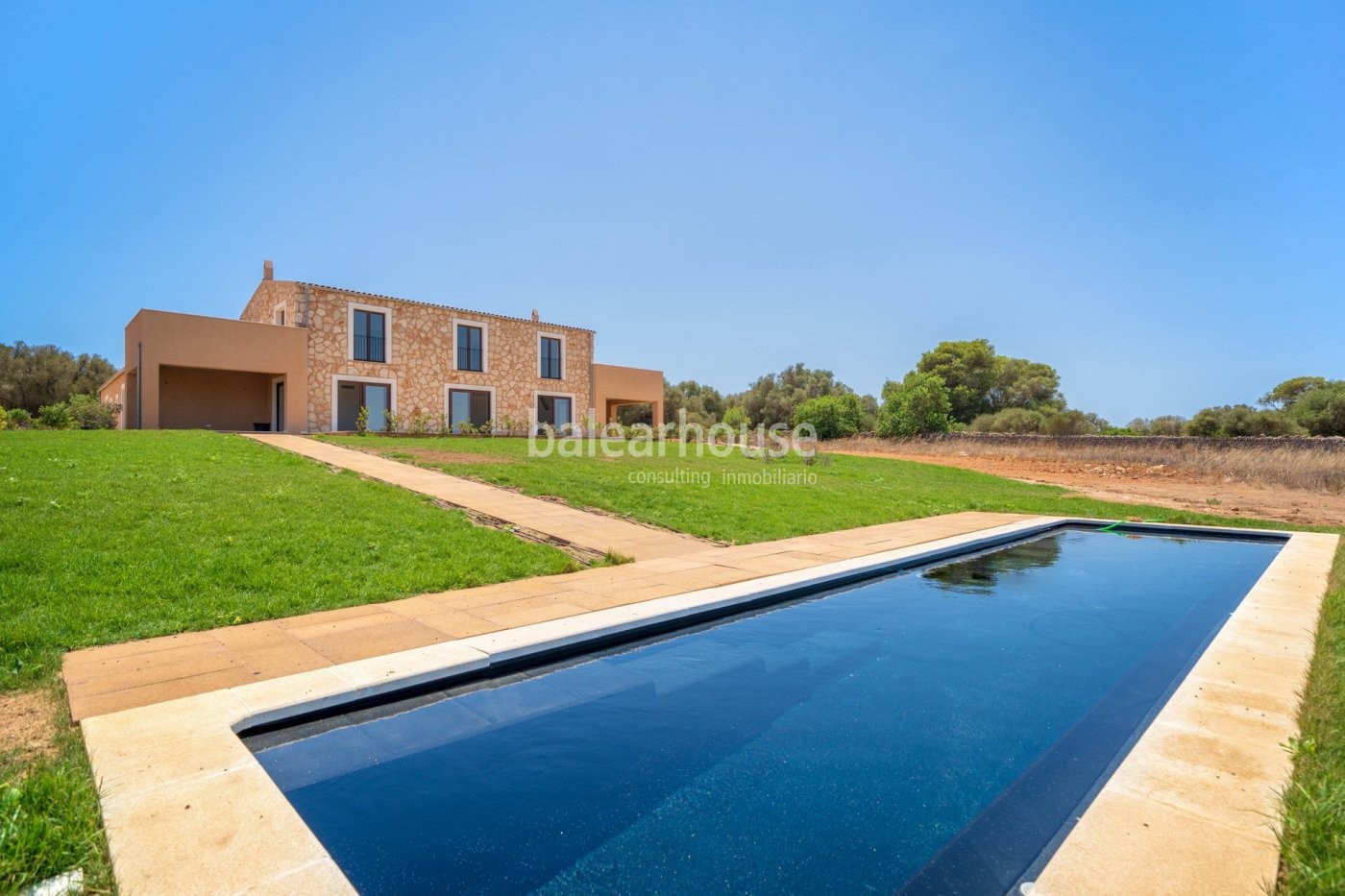 Large rustic farm of new construction in Santanyí, rural essence with modern spirit near beaches.