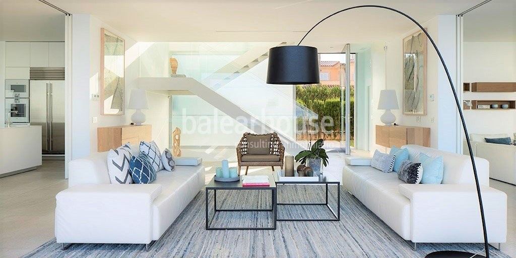 Large modern villa on the seafront with holiday licence and spectacular sunsets