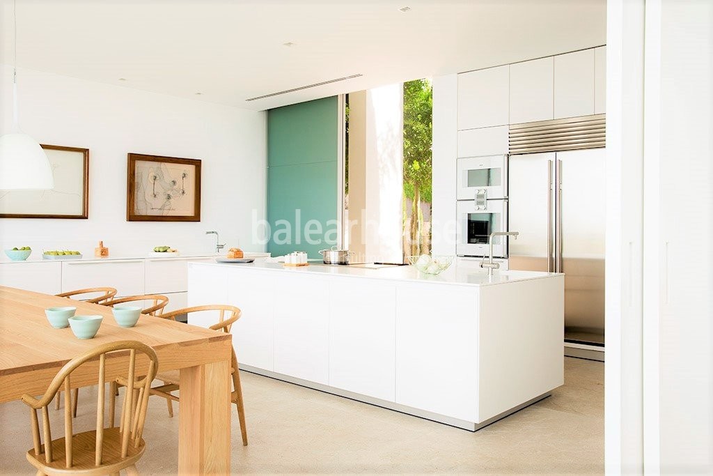 Large modern villa on the seafront with holiday licence and spectacular sunsets