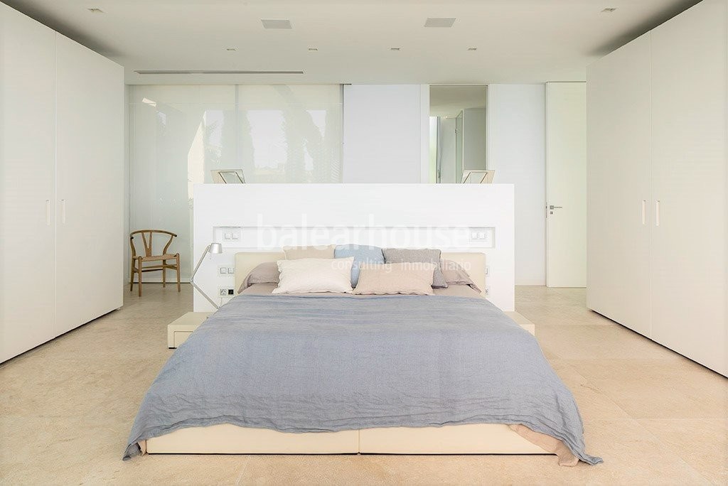 Large modern villa on the seafront with holiday licence and spectacular sunsets