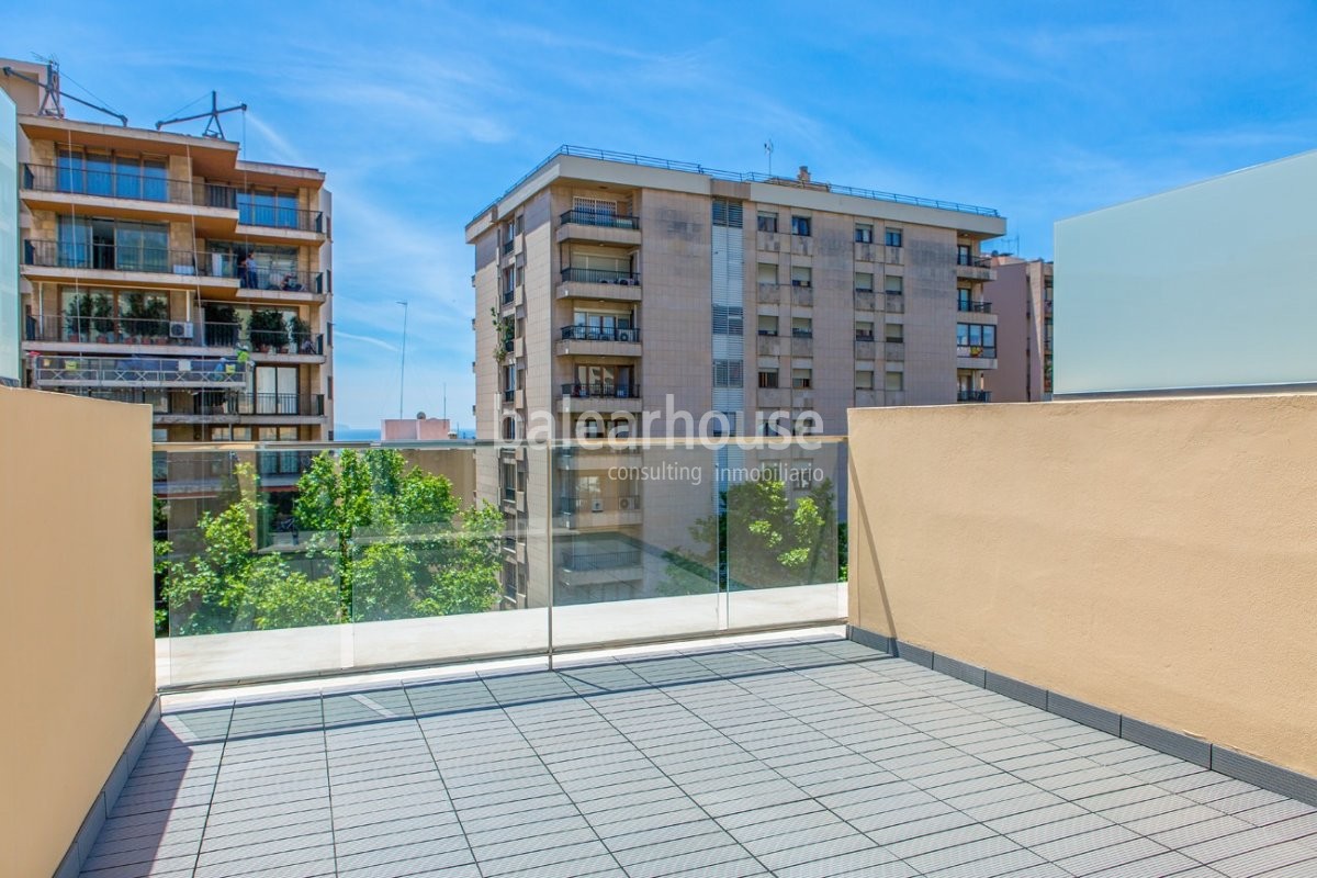 Excellent brand new penthouses with private terraces and swimming pool with solarium in Palma.