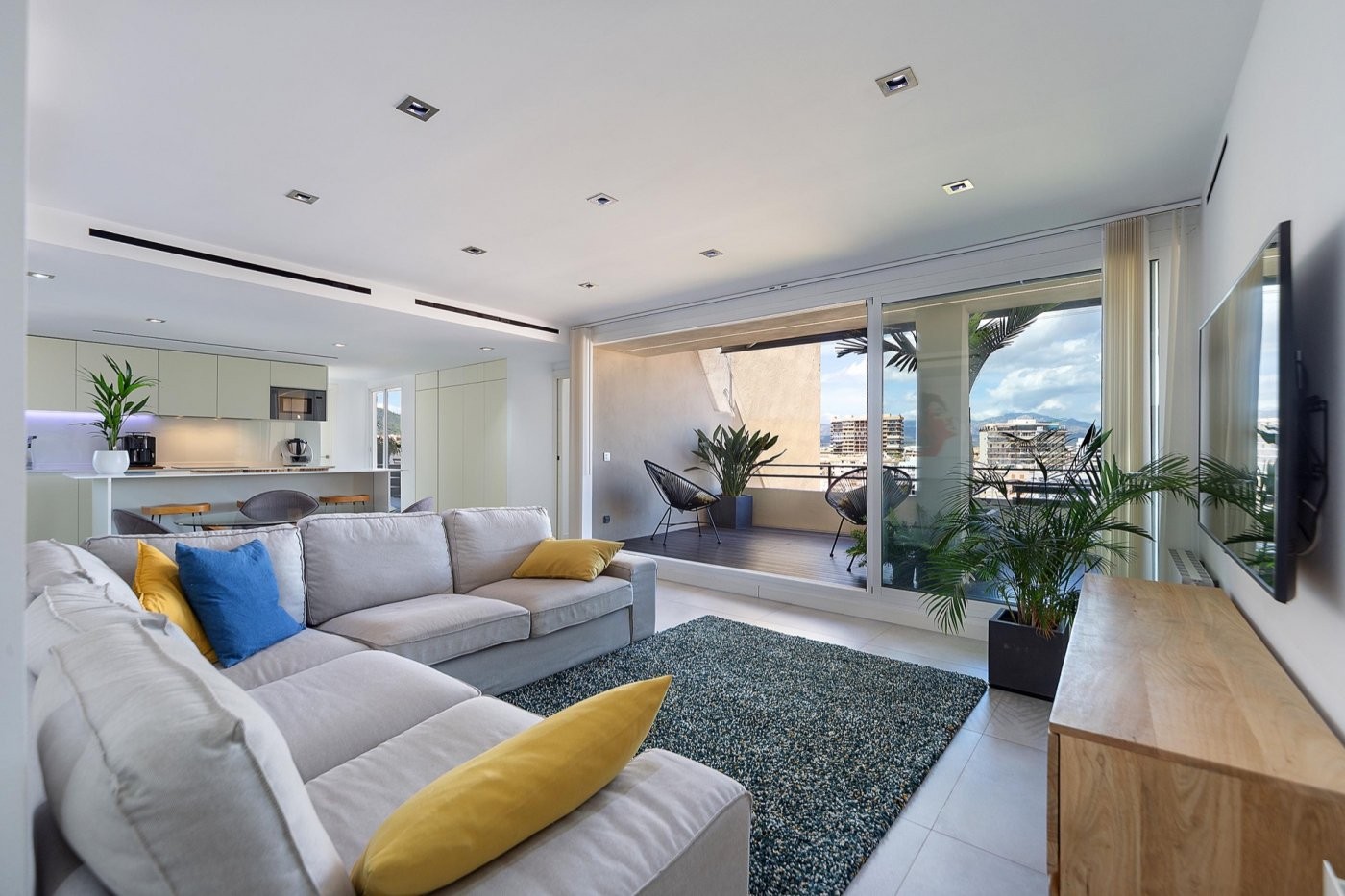 Modern, light-filled penthouse in the school area of Palma, with terraces and unobstructed views.