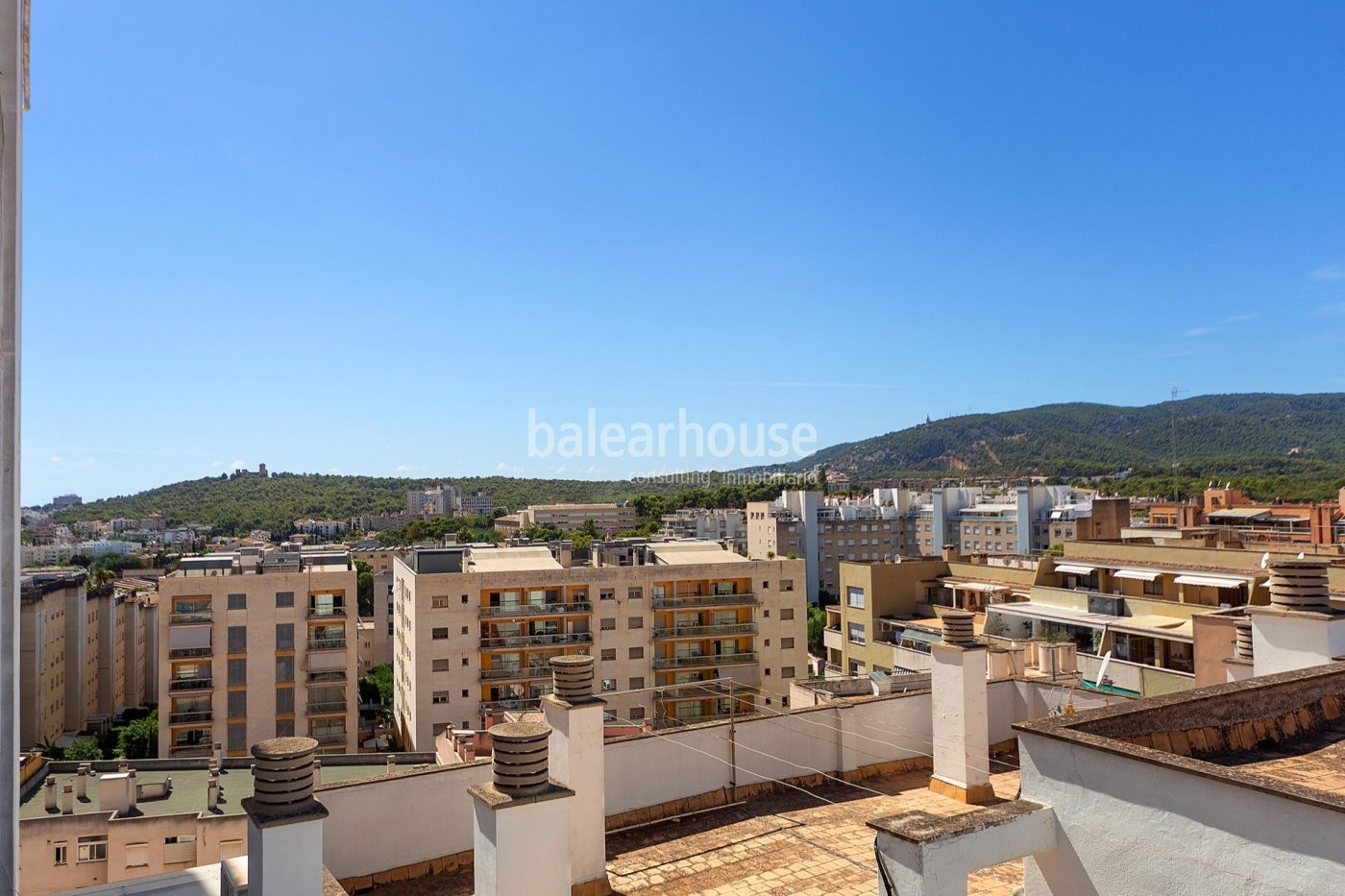 Modern, light-filled penthouse in the school area of Palma, with terraces and unobstructed views.
