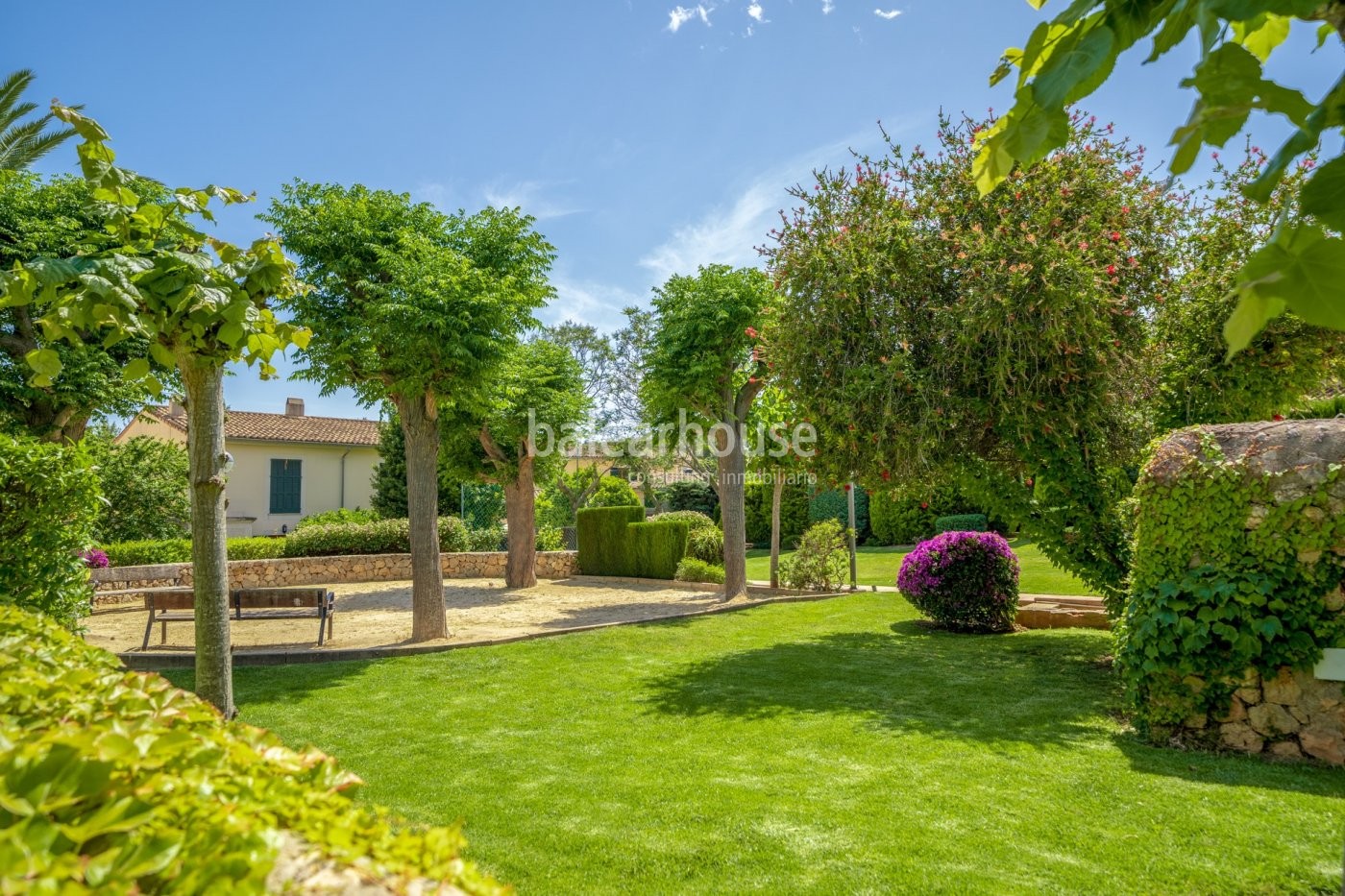 Exclusive semi-detached house located in the privileged area of Sa Teulera, the green lung of Palma.