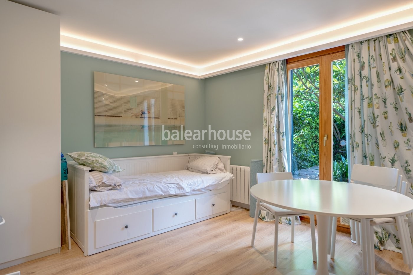 Exclusive semi-detached house located in the privileged area of Sa Teulera, the green lung of Palma.