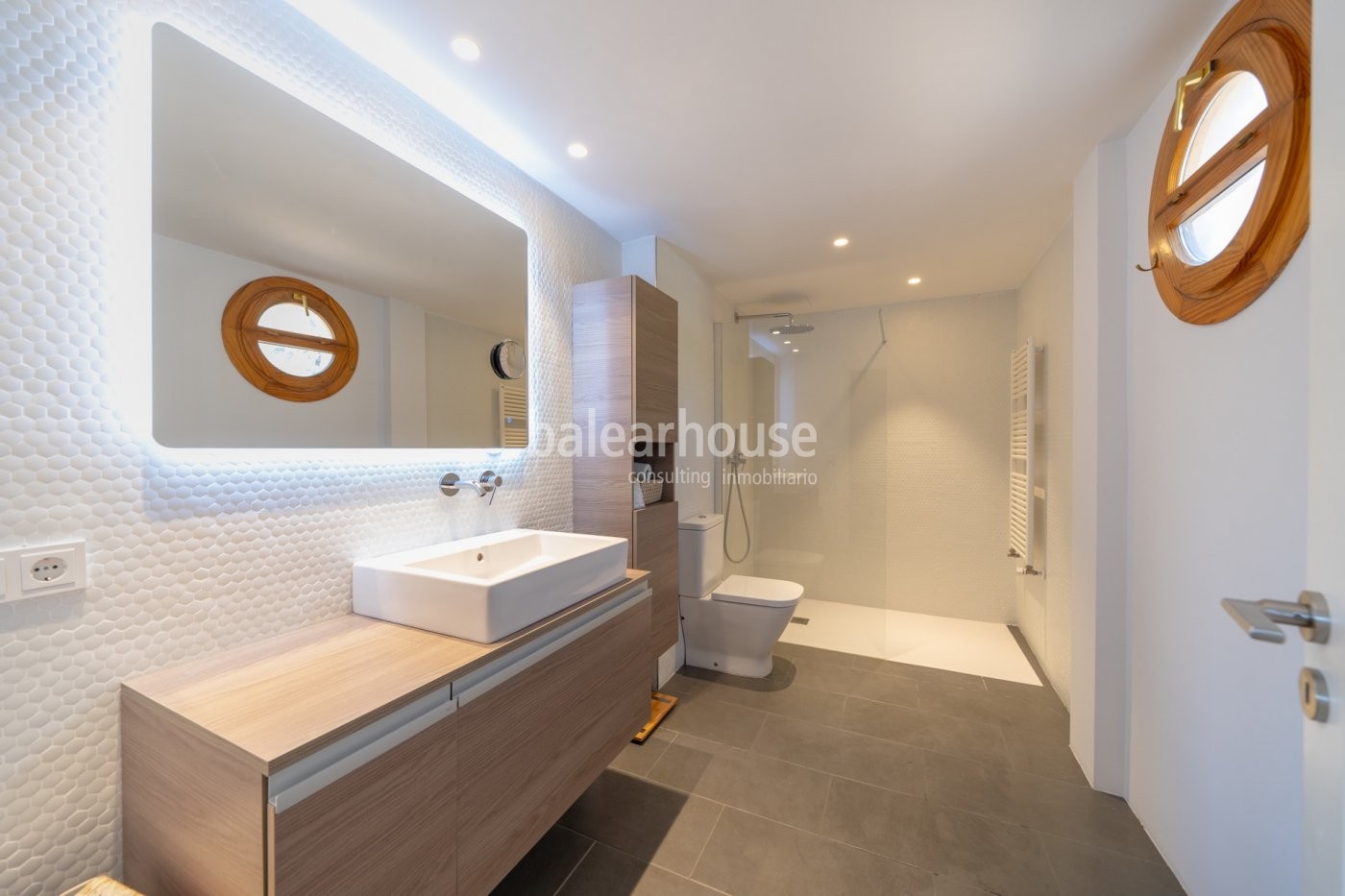Exclusive semi-detached house located in the privileged area of Sa Teulera, the green lung of Palma.