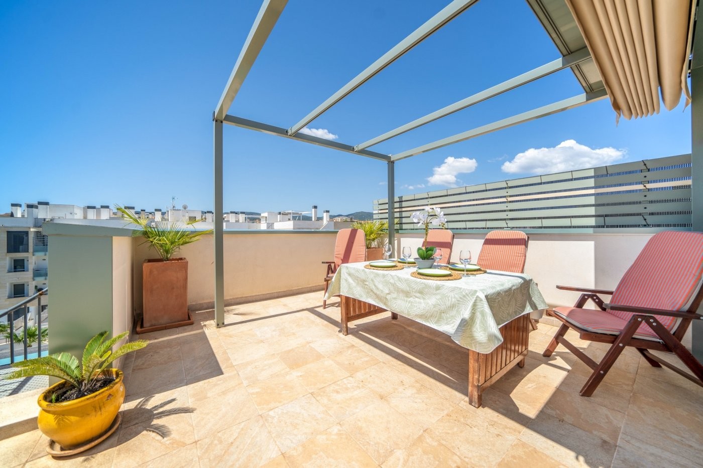 Helles Penthouse mit großer privater Sonnenterrasse in unverbaubarer Lage in Palma