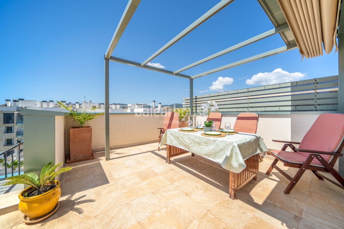 Moderno y luminoso ático con gran solárium privado en un despejado entorno verde de Palma