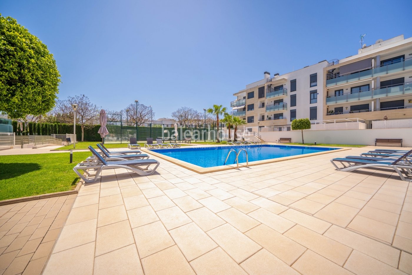 Helles Penthouse mit großer privater Sonnenterrasse in unverbaubarer Lage in Palma