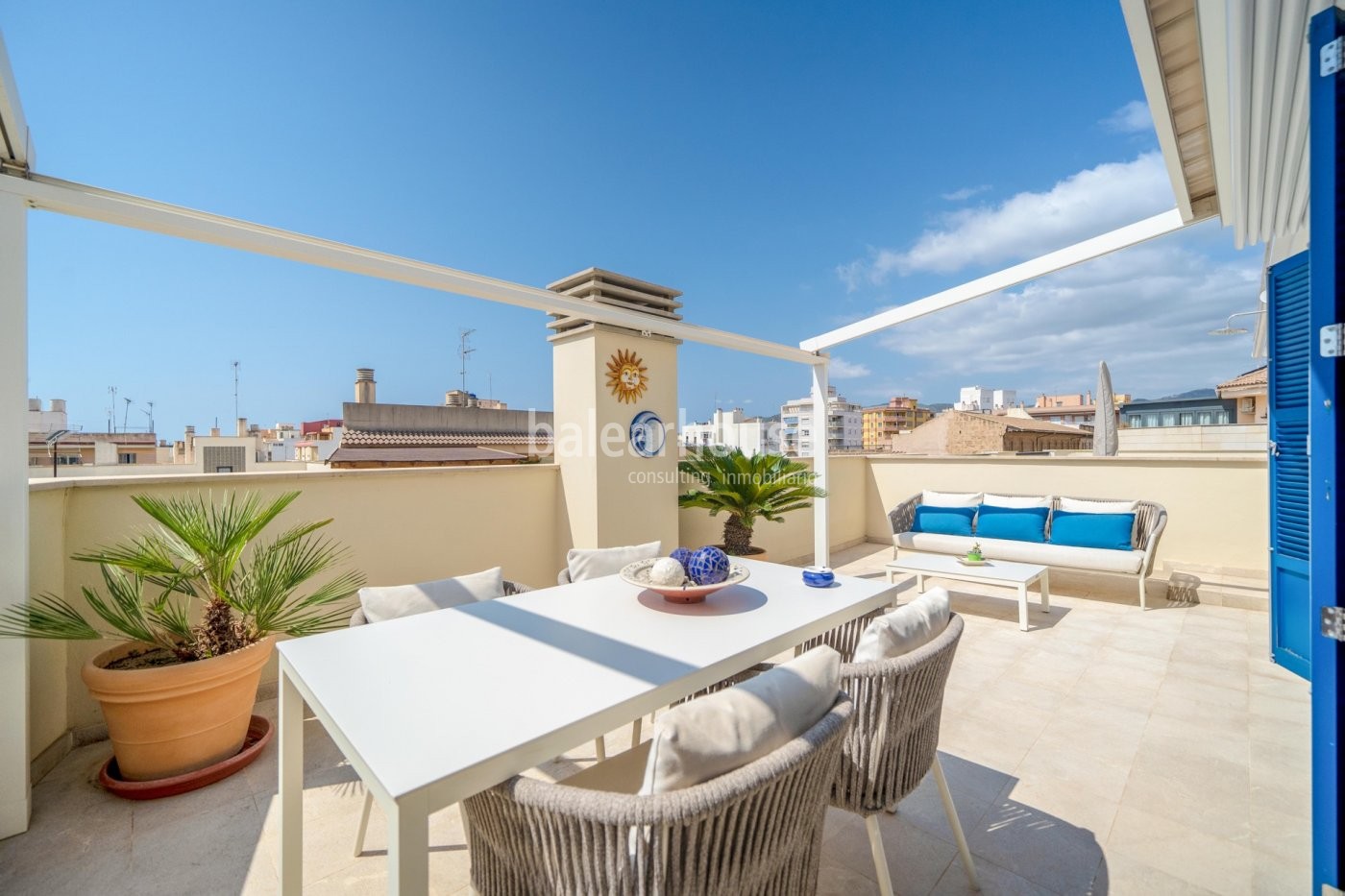 Nach Süden ausgerichtetes Penthouse mit sonniger Terrasse und modernen Räumen im Zentrum von Palma.