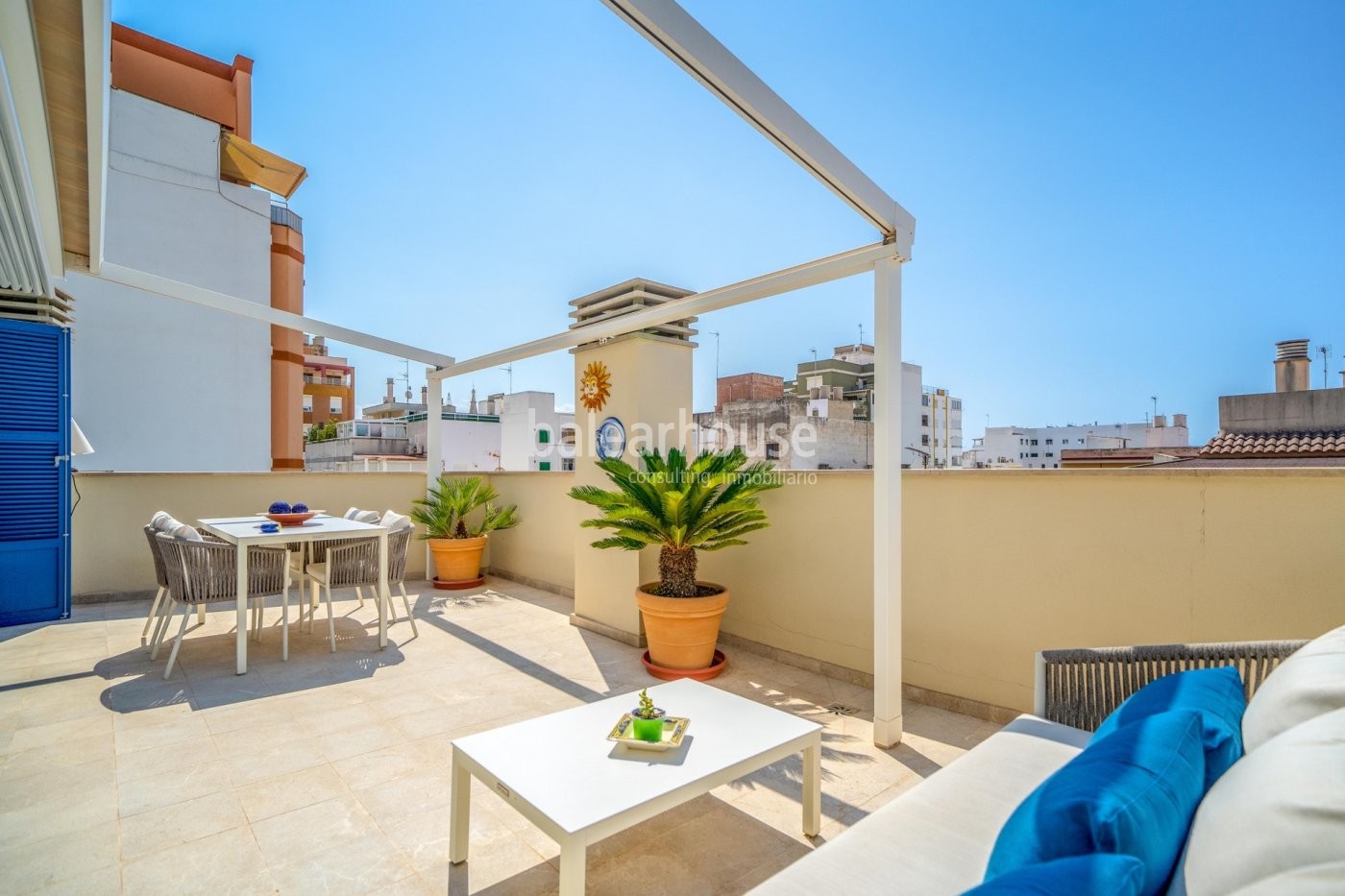 Nach Süden ausgerichtetes Penthouse mit sonniger Terrasse und modernen Räumen im Zentrum von Palma.