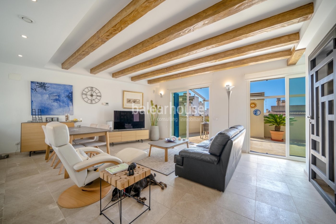 Nach Süden ausgerichtetes Penthouse mit sonniger Terrasse und modernen Räumen im Zentrum von Palma.