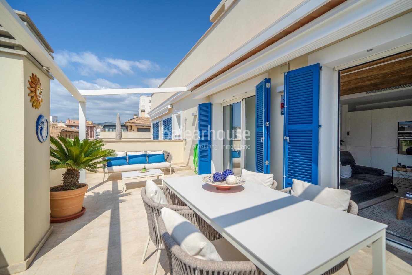 Amplio ático orientado al sur con una soleada terraza y modernos espacios en el centro de Palma.