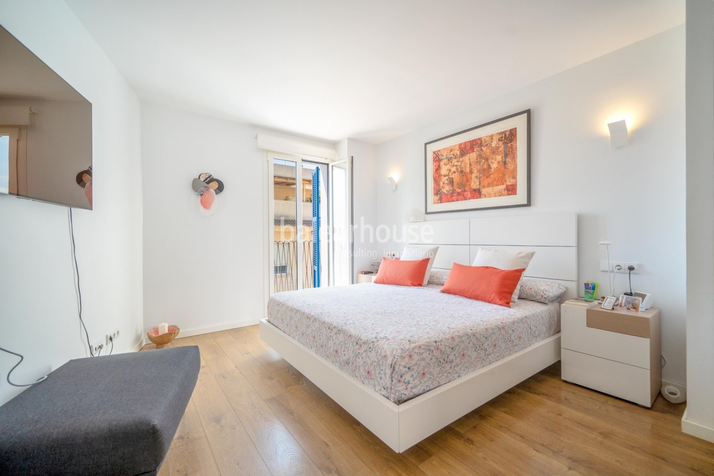Amplio ático orientado al sur con una soleada terraza y modernos espacios en el centro de Palma.