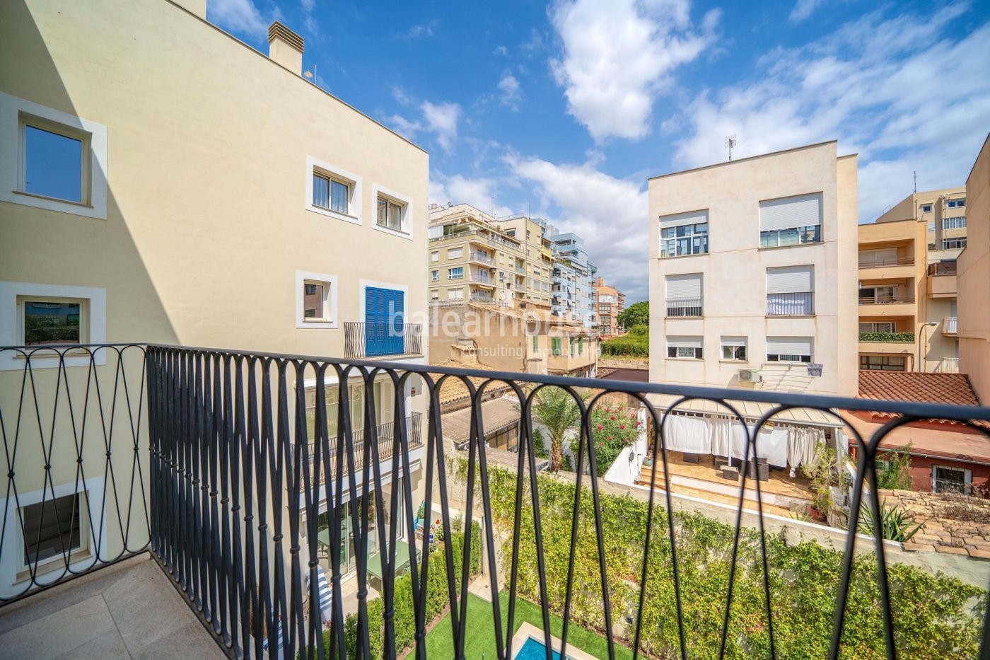 Amplio ático orientado al sur con una soleada terraza y modernos espacios en el centro de Palma.