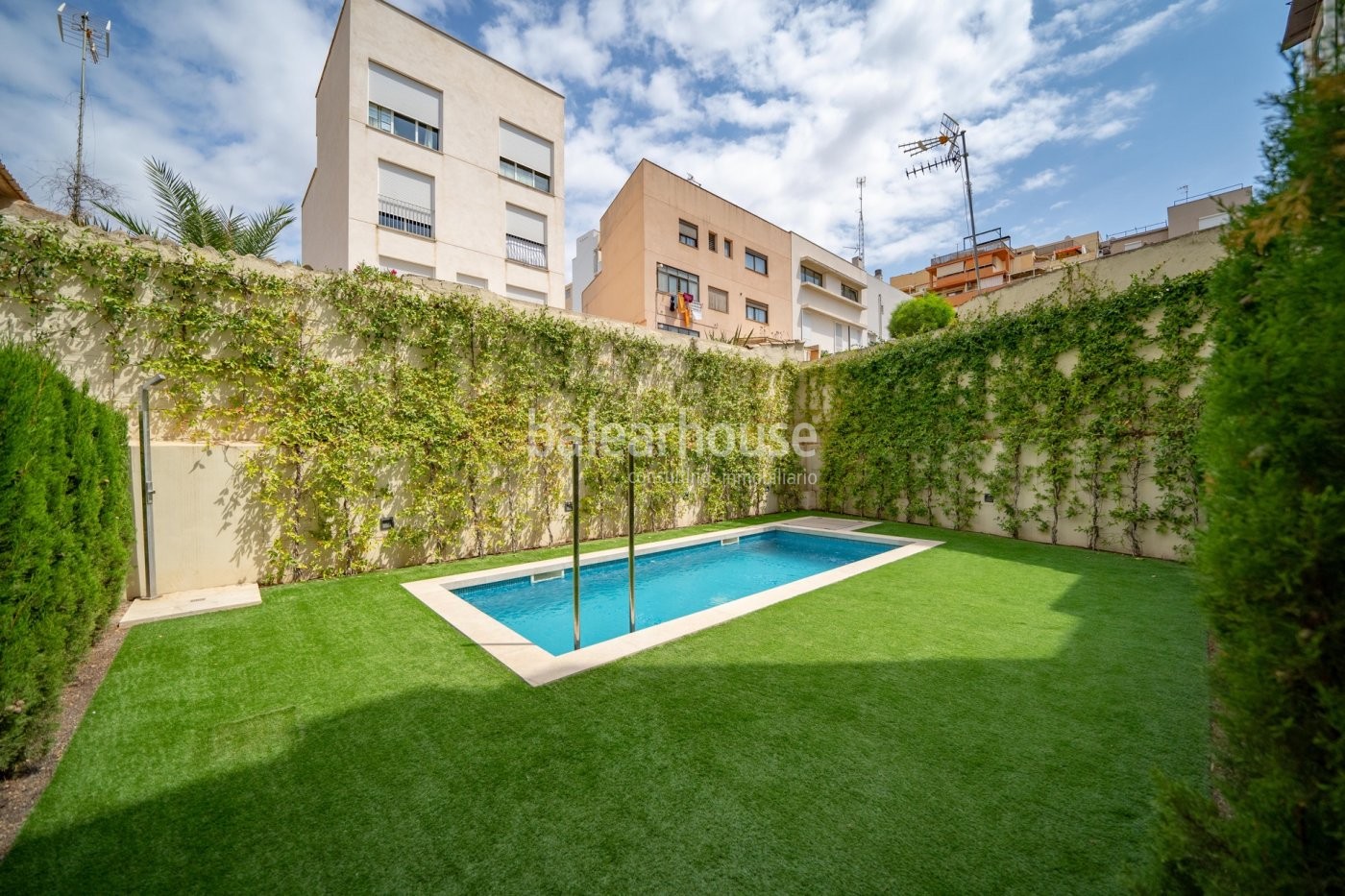 Amplio ático orientado al sur con una soleada terraza y modernos espacios en el centro de Palma.