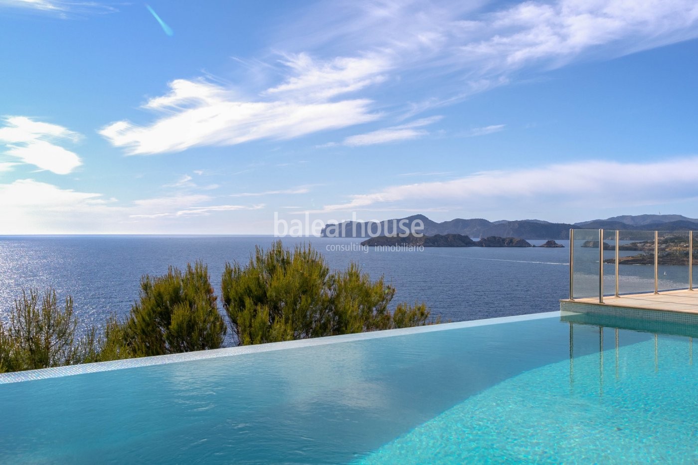 Seafront villa in Port Adriano designed as a spectacular viewpoint overlooking the Mediterranean.