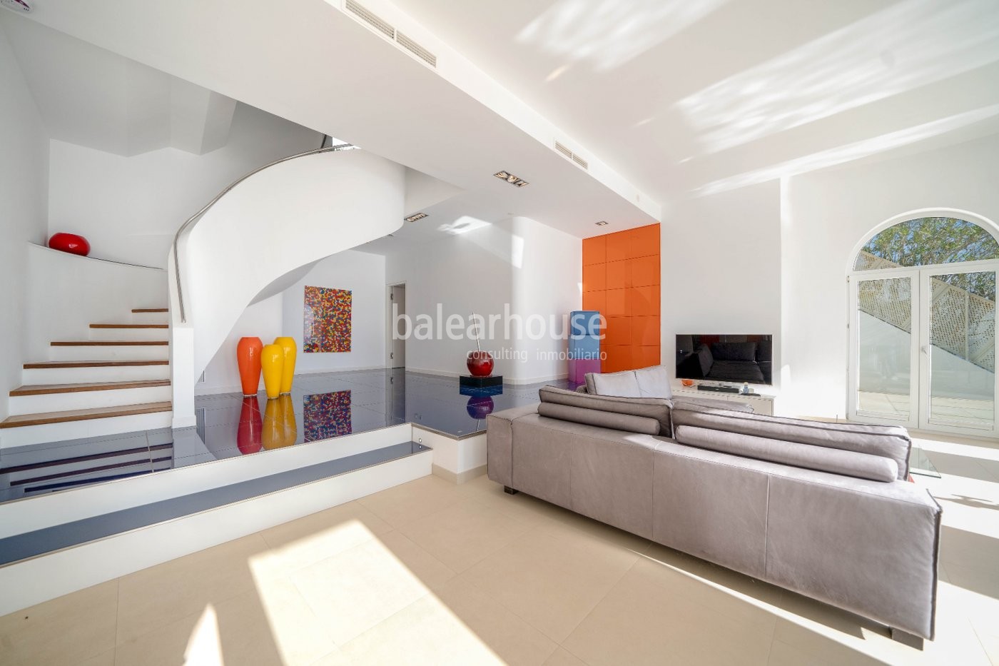 Villa en primera línea de mar en Port Adriano diseñada como un espectacular mirador al Mediterráneo
