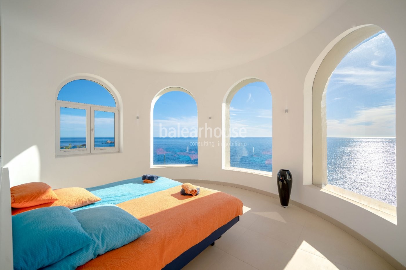Villa en primera línea de mar en Port Adriano diseñada como un espectacular mirador al Mediterráneo