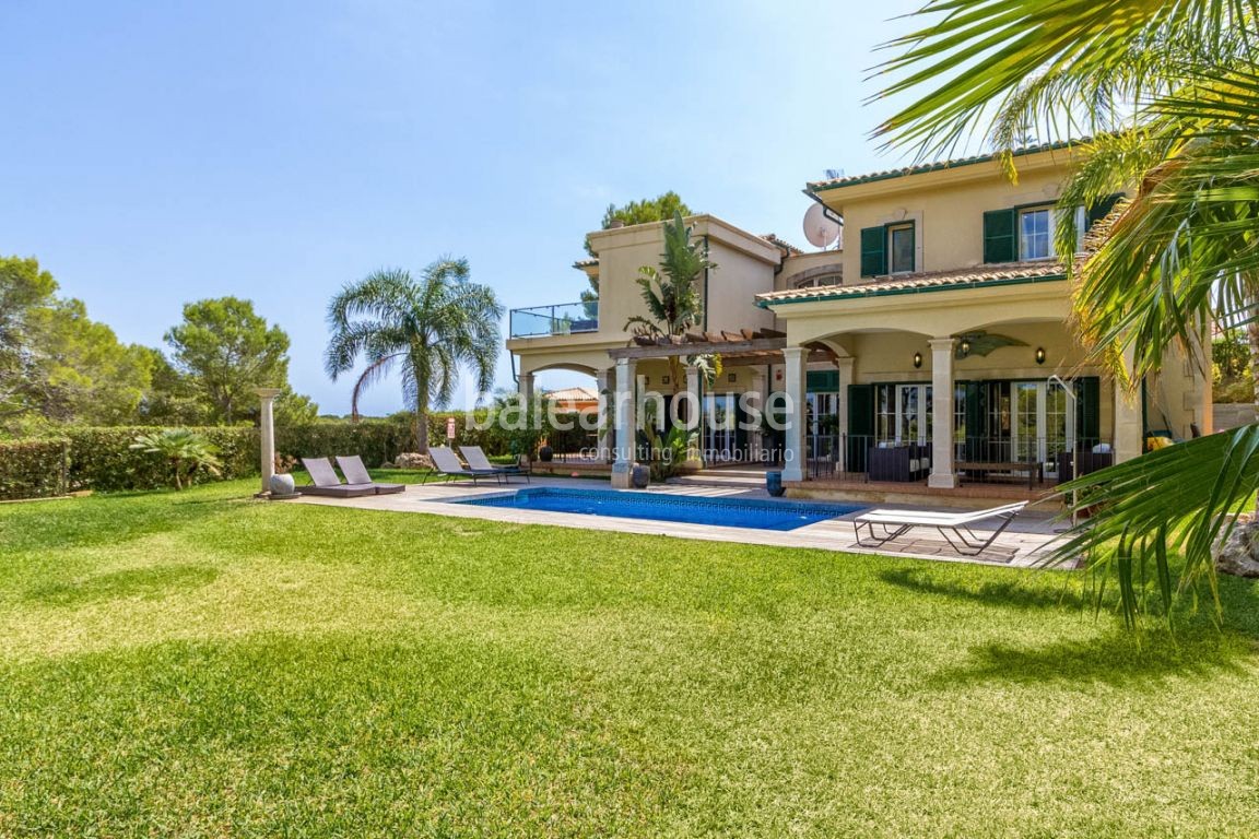 Magnificent villa close to the sea with high qualities, swimming pool and large garden in Cala Vinye