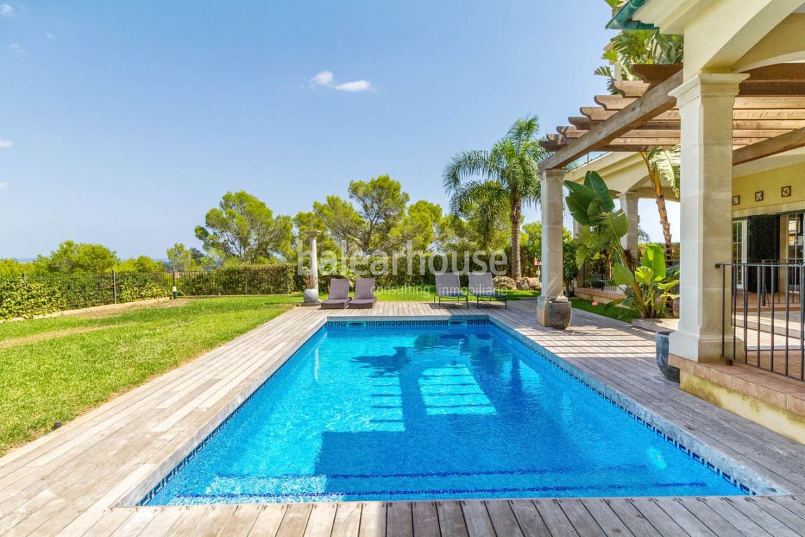 Magnificent villa close to the sea with high qualities, swimming pool and large garden in Cala Vinye