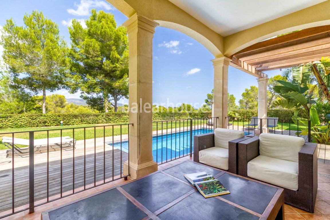 Magnificent villa close to the sea with high qualities, swimming pool and large garden in Cala Vinye