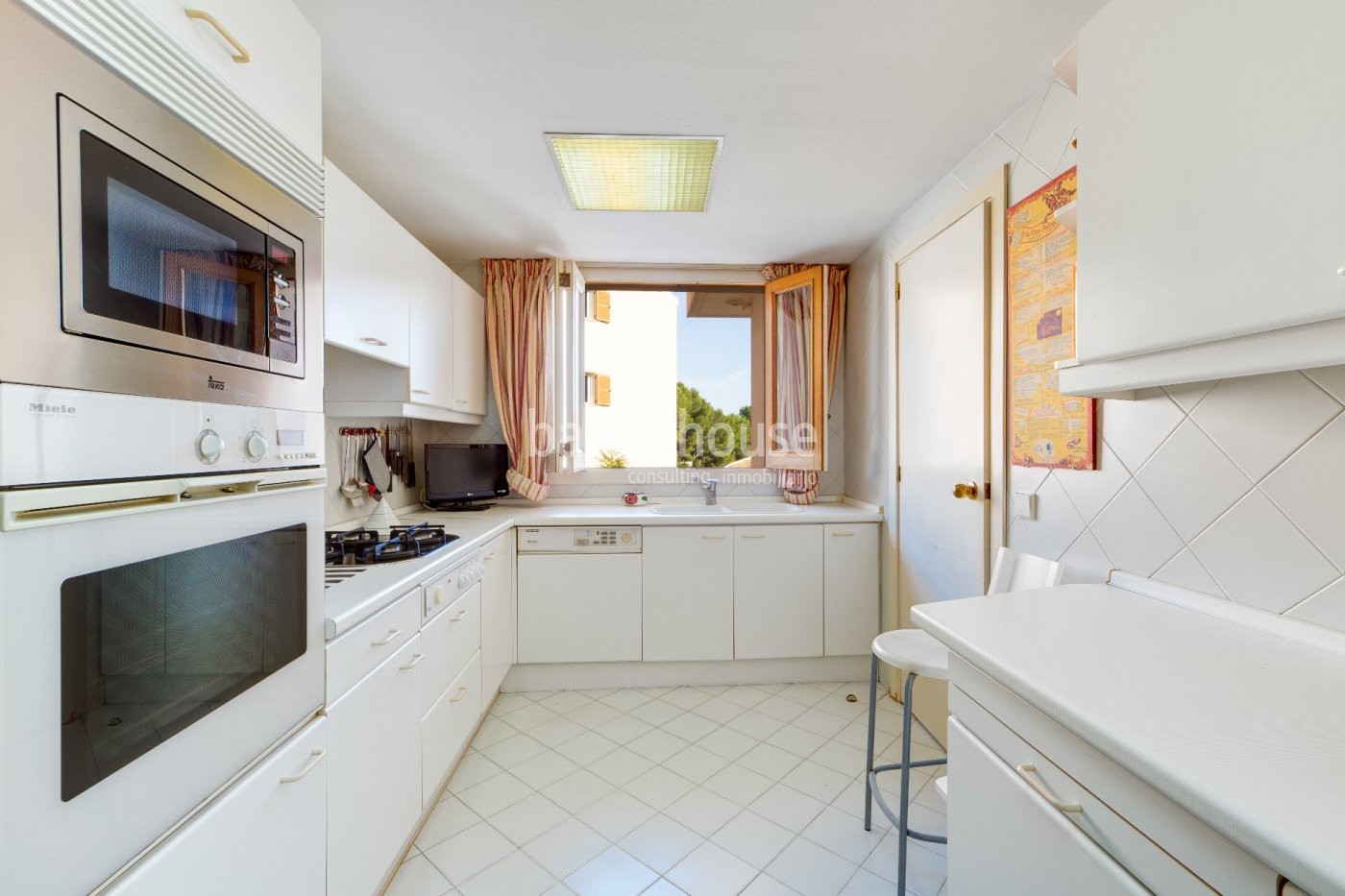 Large light-filled flat with fantastic views of the sea and the green surroundings of Cas Catalá.