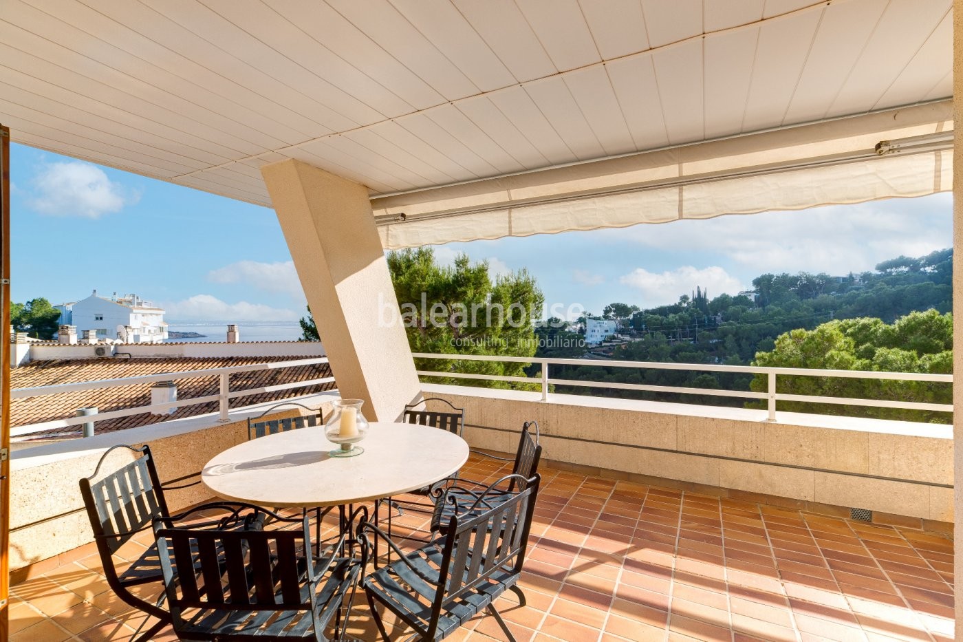 Große Wohnung mit fantastischem Blick auf das Meer und die grüne Umgebung von Cas Catalá.