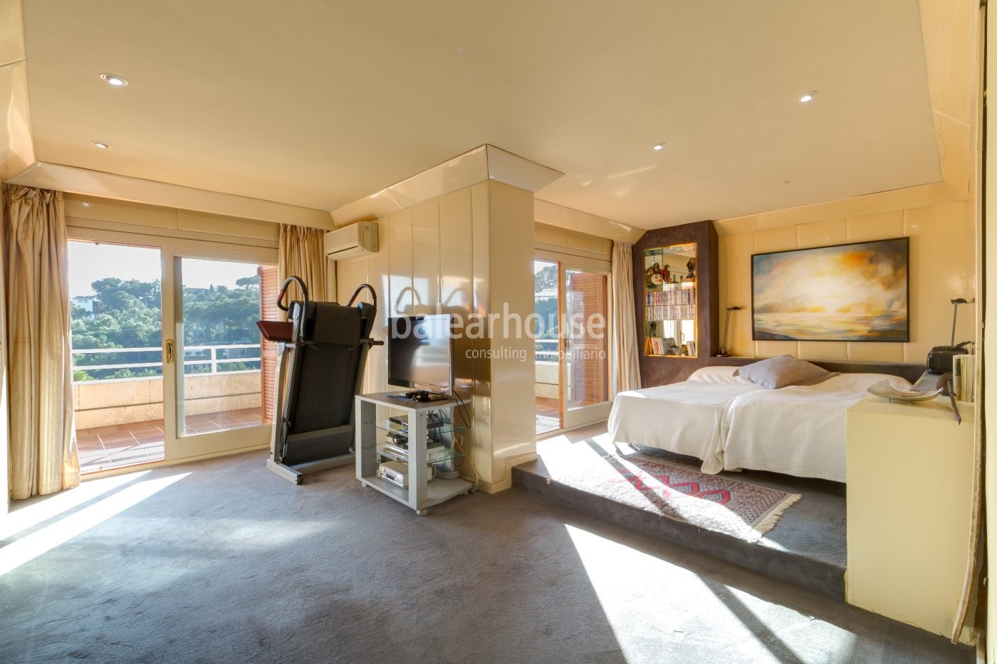 Large light-filled flat with fantastic views of the sea and the green surroundings of Cas Catalá.