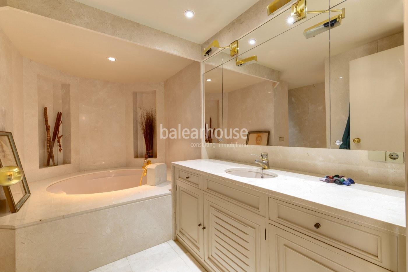 Large light-filled flat with fantastic views of the sea and the green surroundings of Cas Catalá.