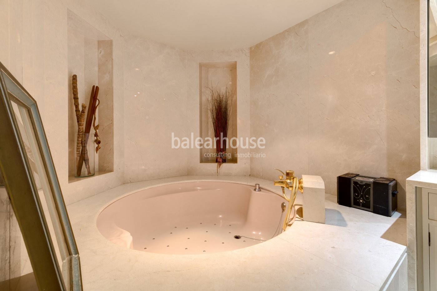 Large light-filled flat with fantastic views of the sea and the green surroundings of Cas Catalá.