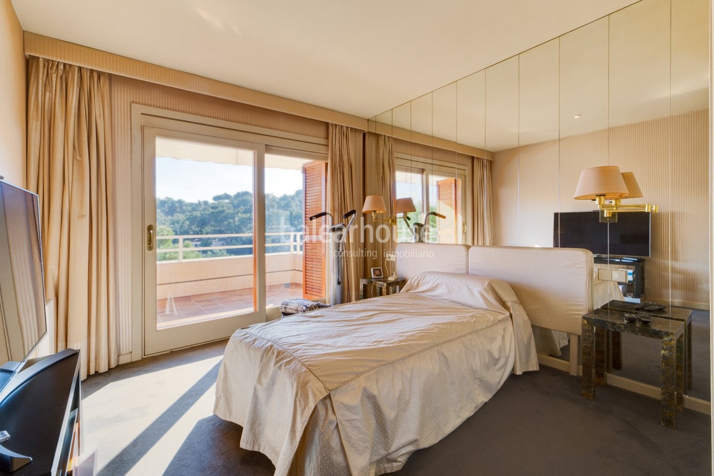 Large light-filled flat with fantastic views of the sea and the green surroundings of Cas Catalá.