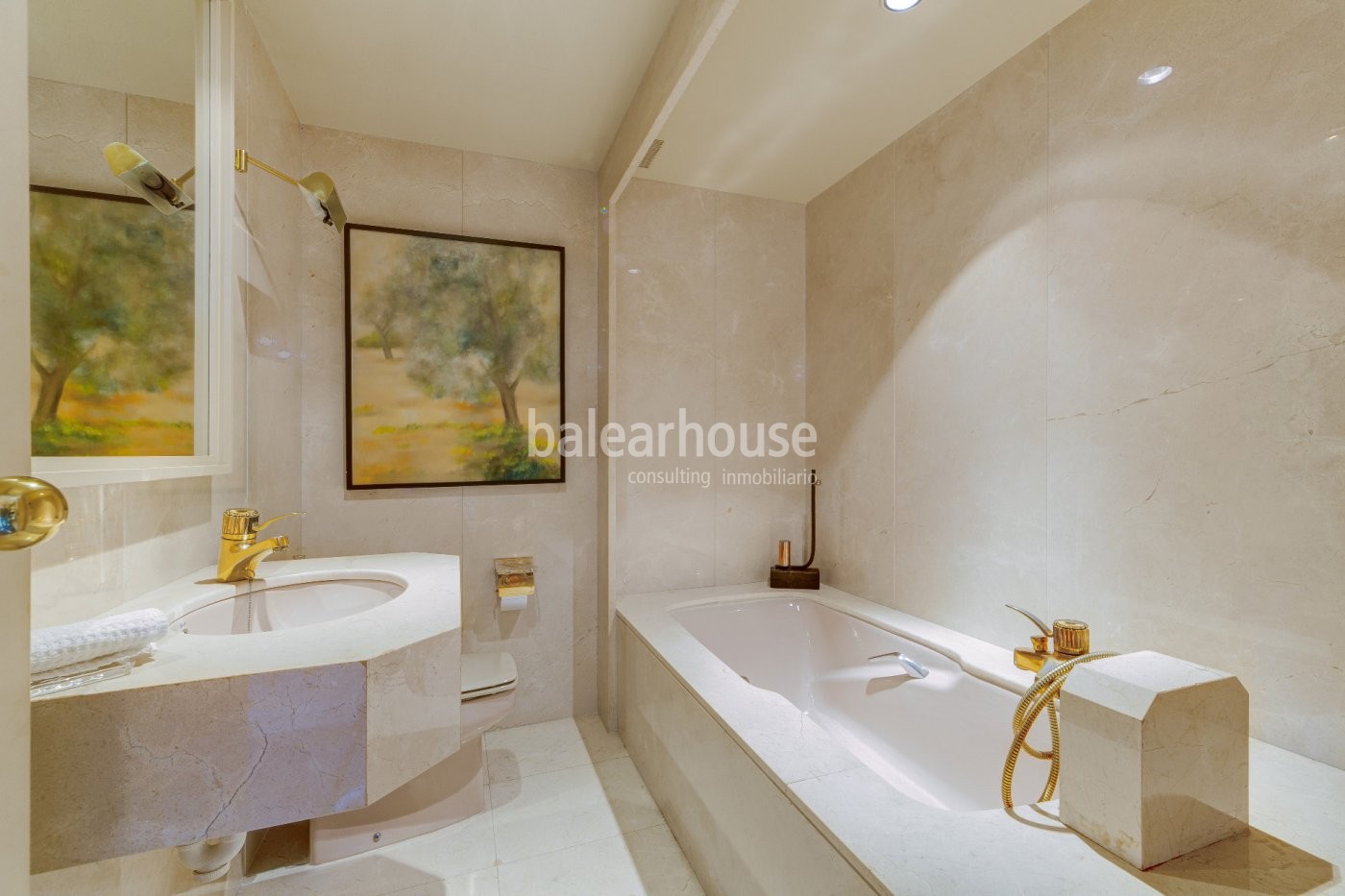 Large light-filled flat with fantastic views of the sea and the green surroundings of Cas Catalá.