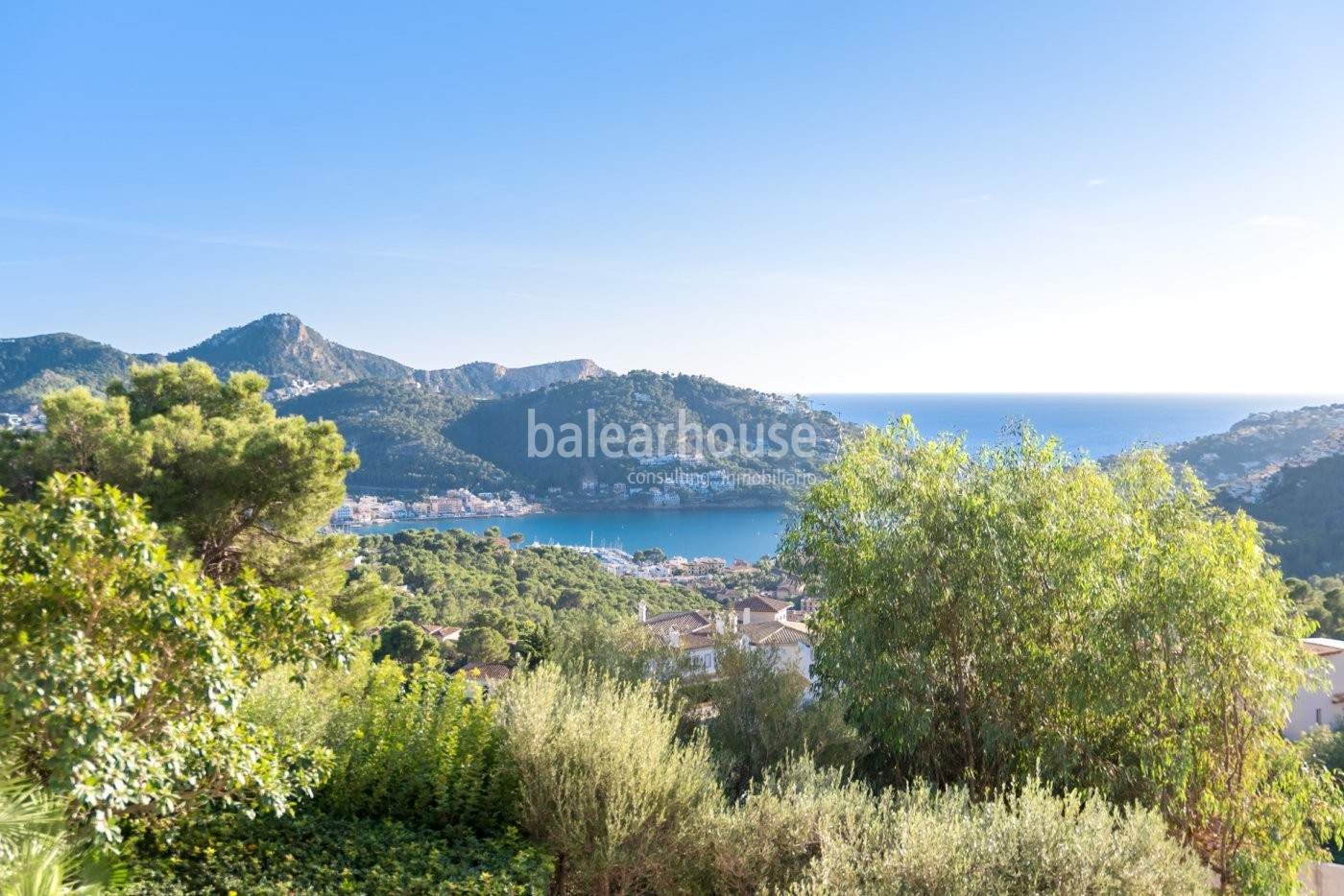 Licht, Design und Wohlbefinden mit schönem Meerblick in dieser großen Villa in Puerto de Andratx.