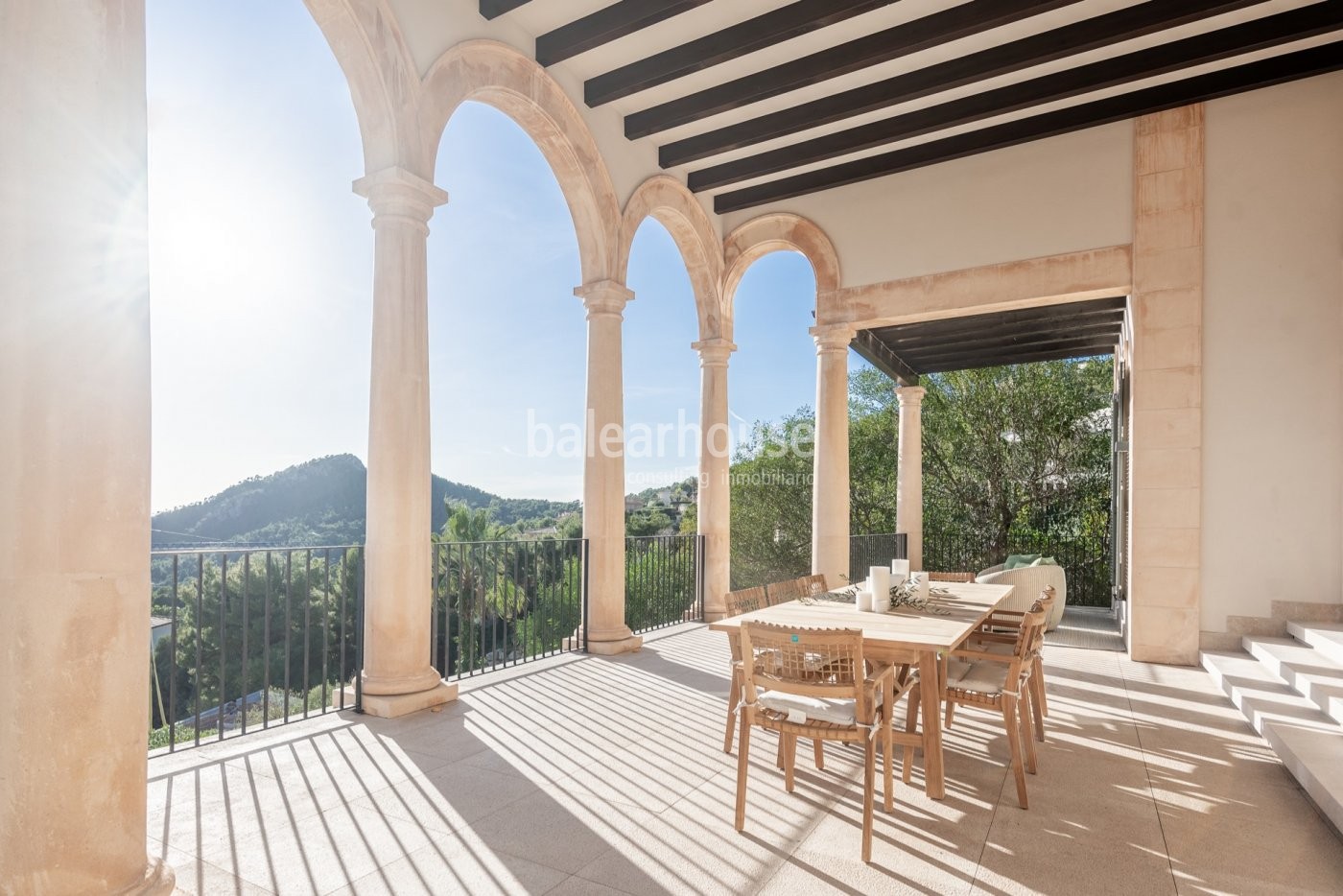 Licht, Design und Wohlbefinden mit schönem Meerblick in dieser großen Villa in Puerto de Andratx.