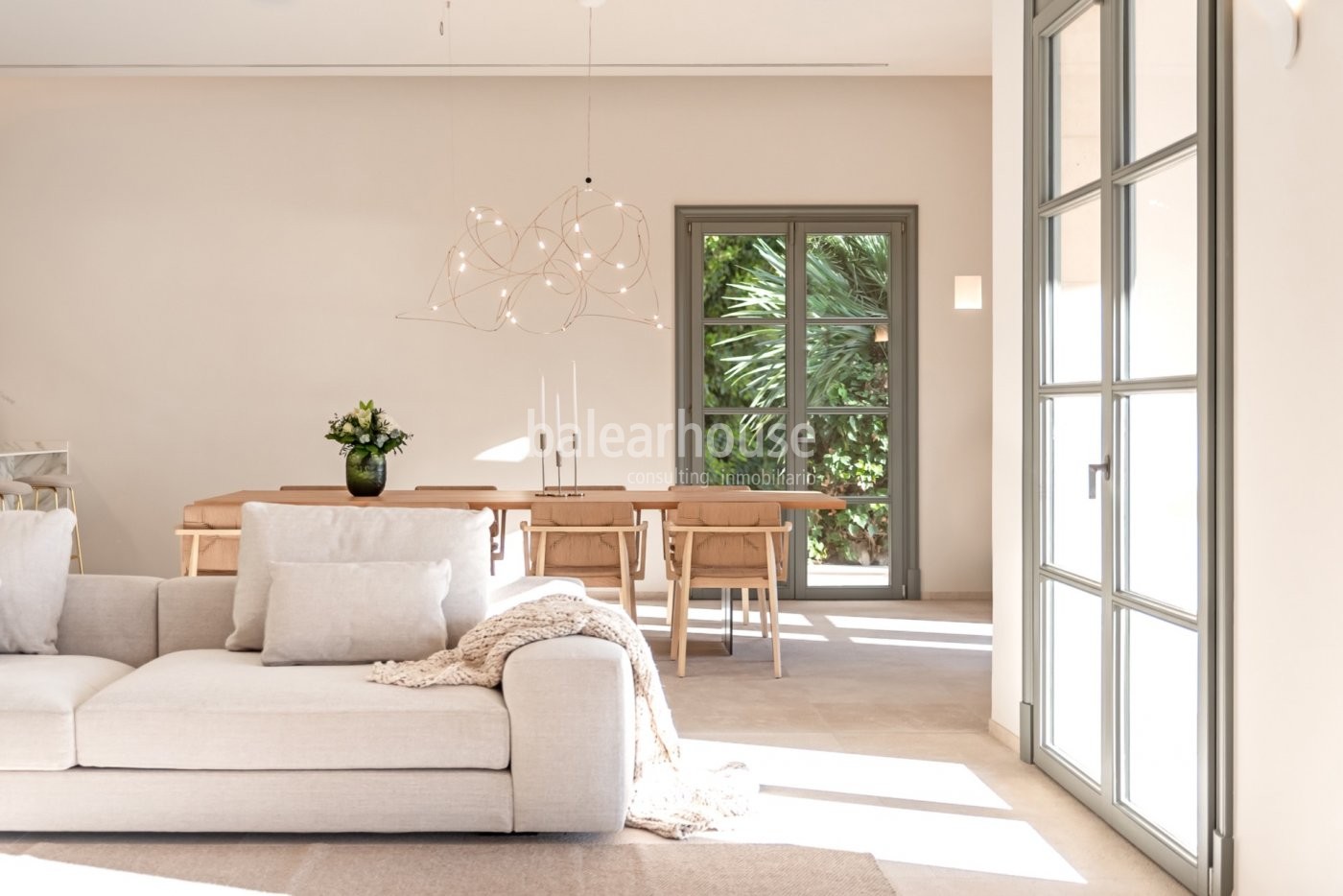 Licht, Design und Wohlbefinden mit schönem Meerblick in dieser großen Villa in Puerto de Andratx.