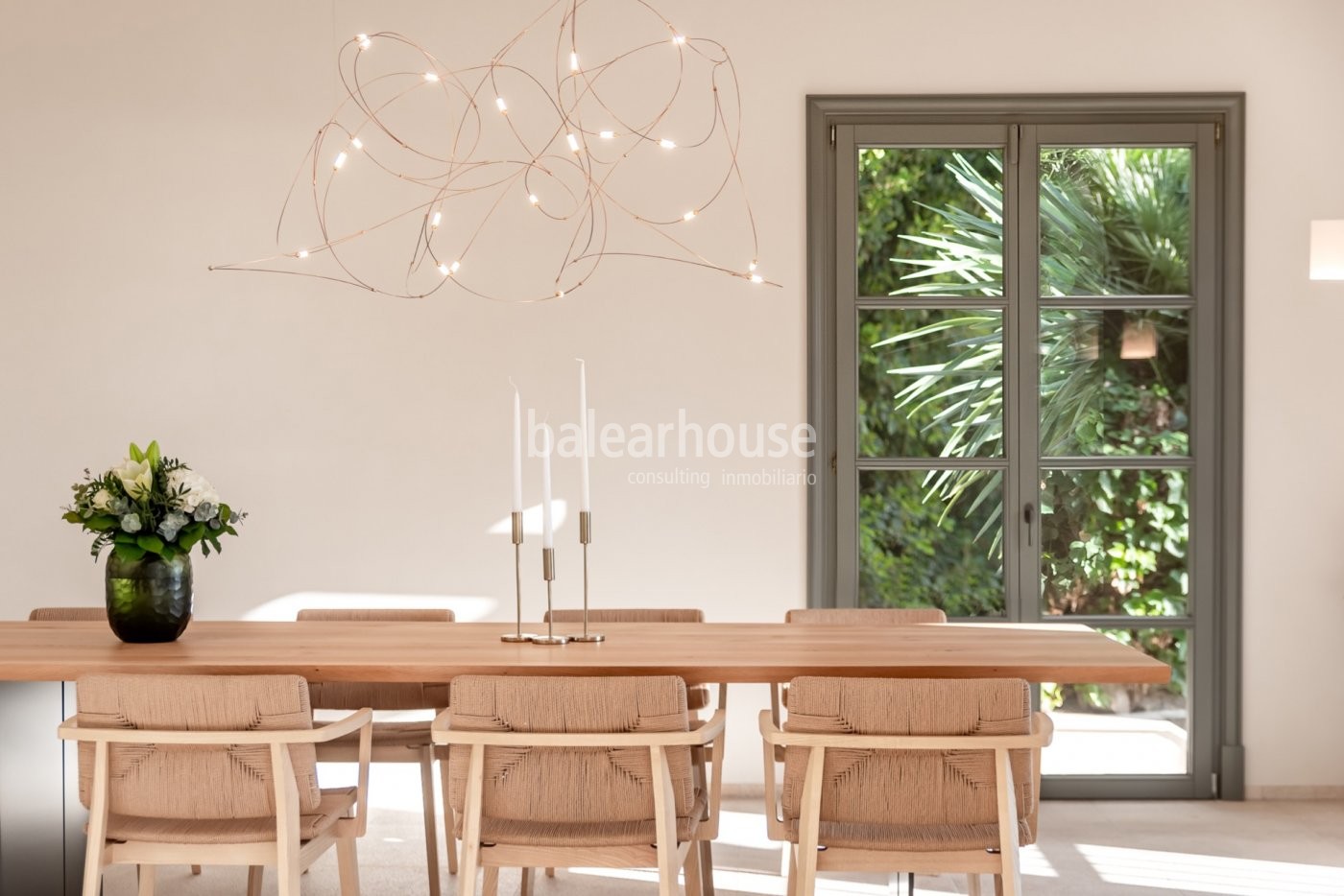 Licht, Design und Wohlbefinden mit schönem Meerblick in dieser großen Villa in Puerto de Andratx.