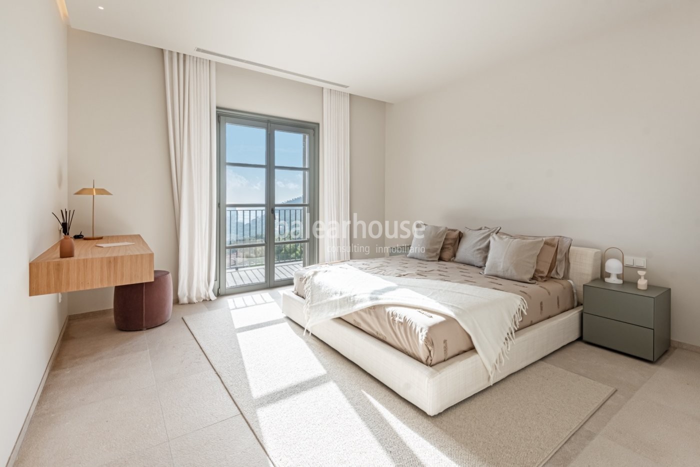 Light, design and well-being with beautiful sea views in this large villa in Puerto de Andratx.
