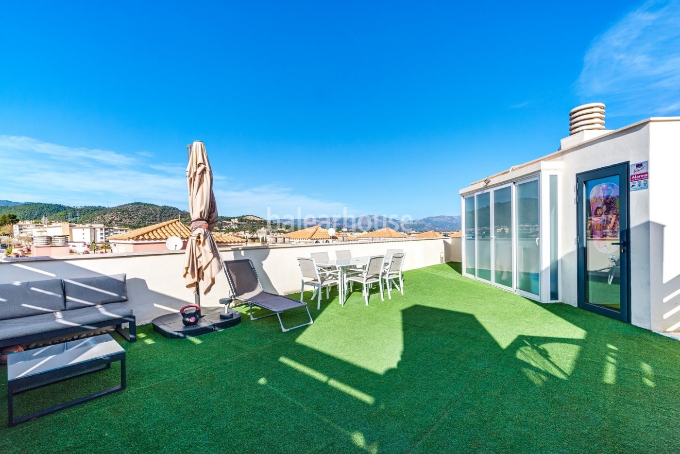 Excellent penthouse with private solarium in the school area and views of the green surroundings.
